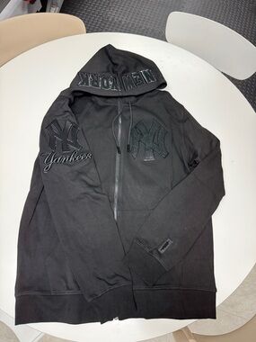 Pro Standard Men’s New York Yankees Black Hoodie